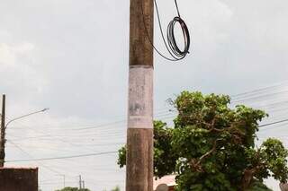 Placa com nome da rua já apagado no Bairro Nova Lima. (Foto: Henrique Kawaminami)