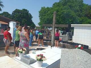 Familiares visitam o Cemitério Central, o maior da cidade de Coxim. (Foto: Sidney Assis)