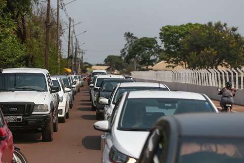 Proximidade de cemitérios provoca fila no trânsito no Bairro Pioneiros