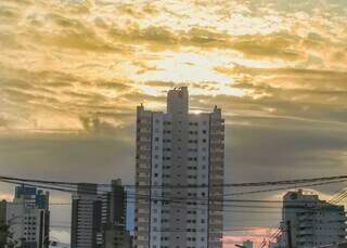 Amanhecer com o sol dando as caras nas primeira horas do dia na região central de Campo Grande (Foto: Marcos Maluf) 