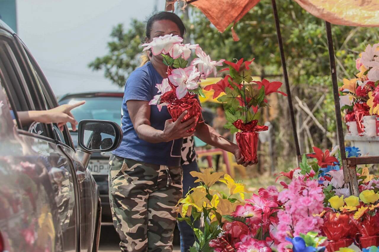 Negócio de família, venda de flores faz ambulantes lucrarem até R$ 12 mil no ano