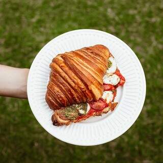 Croissant caprese leva mussarela de búfala, tomate cereja e molho pesto. (Foto: Arquivo pessoal)