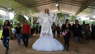 Cemitério particular colocou &#34;anjo&#34; para receber visitantes. (Foto: Alex Machado)