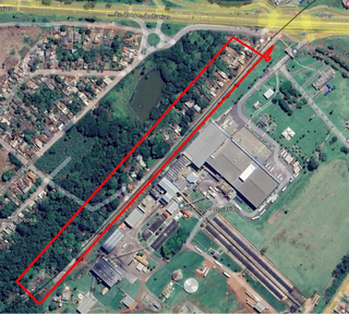 Em Campo Grande, área em vermelho fica na antiga Estação Mário Dutra, na Vila Bordon, proximidades do frigorífico JBS; no local, há ocupação de casebres modestos, em terreno 100% operacional (Foto: Reprodução)