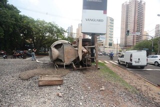 Caminhão tombado no cruzamento da Bahia com Ricardo Brandão. (Foto: Marcos Maluf)