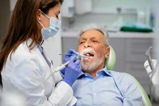 Idoso durante consulta dentária (Foto: divulgação)