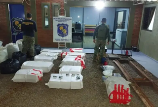 Sacos de maconha apreendidos pela Polícia Paraguaia em entreposto. (Foto: Reprodução/CPNews)