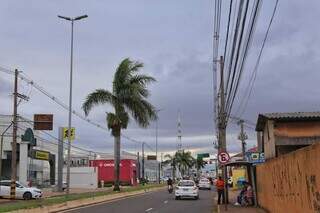 Nuvens escuras na avenida Zahran. (Foto: Paulo Francis)