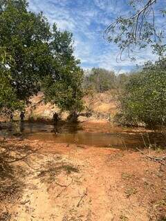 Fino espelho d&#39;água e margens desmatadas em outra área do Rio Negro. (Foto: IHP)