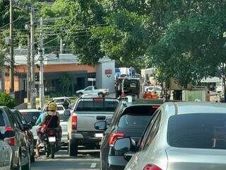 Trânsito ficou tumultuado durante a retirada do caminhão nesta tarde (Foto: Lucimar Couto)