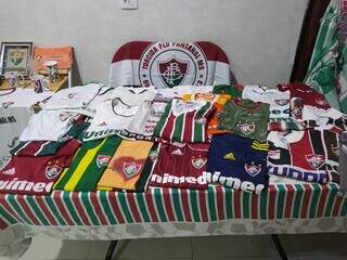 Coleção de camisas de João Roberto e bandeira da torcida Flupantanal (Foto: Acervo Pessoal)