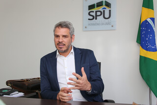 Superintendente do Patrimônio da União, Tiago Botelho, explicou objetivo do projeto em seu gabinete nesta sexta-feira (3) (Foto: Paulo Francis)