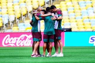 Jogadores do Fluminense em oração no gramado do Maracanã (Foto: Divulgação/Conmebol)