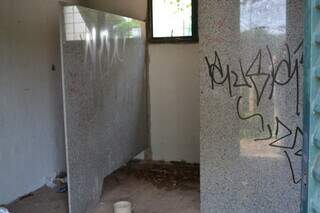 Local onde deveria funcionar o banheiro está abandonado; não há pias nem sanitários no local (Foto: Idaicy Solano)