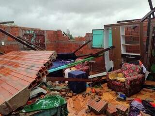 Casa destruída por temporal no município de San Estanislao, no Paraguai (Foto: ABC Color)