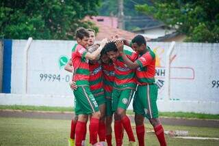 Jogadores da Portuguesa comemoram gol em confronto da Série B (Foto: Luciano Siqueira)