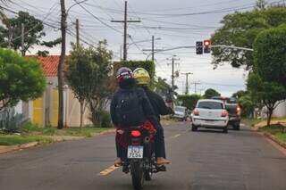 Nas ruas, pessoas já de casacos enfrentando a queda de temperatura. (Foto: Paulo Francis)