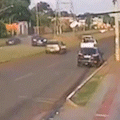 Motorista perde controle e bate em carro estacionado na Avenida Guaicurus