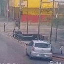 Câmera flagra carro derrubando guard-rail na 14 de Julho