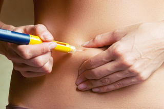 Paciente utiliza remédio em forma de caneta para controlar a glicose no corpo. (Foto: Getty Images/Agência Brasil)