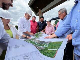 Alan (camisa branca) mostra à senadora o projeto da Via Parque do Paragem (Foto: Divulgação)