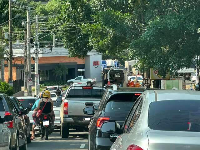 Opera&ccedil;&atilde;o fecha tr&acirc;nsito para guinchar caminh&atilde;o desgovernado que tombou 