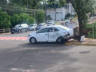 Motorista ignora sinal vermelho e causa acidente na Via Parque