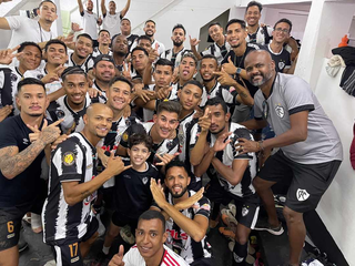 Jogadores do Galo comemoram vitória no vestiário do Estádio Arthur Marinho. (Foto: Reprodução/Instagram)