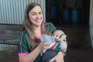 Fernanda amamenta Gustavo, enquanto aguarda pelo título. (Foto: Marcos Maluf)