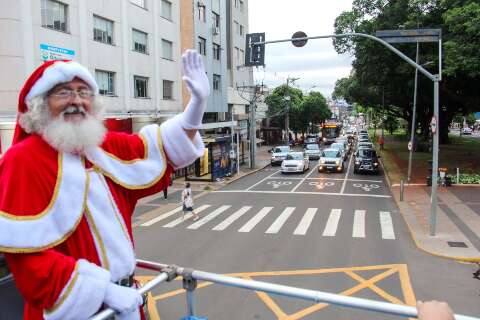 Acompanhado por 50 crianças, Papai Noel chega em Campo Grande
