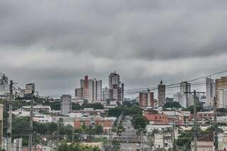 Vista do céu de Campo Grande pela Rua Antônio Maria Coelho. (Foto: Marcos Maluf)