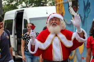Papai Noel chegando para a tour no Centro de Campo Grande na tarde de sexta (03). (Foto: Juliano Almeida)