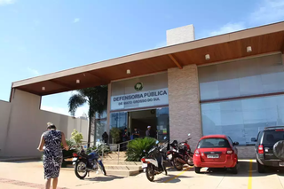 Fachada da Defensoria Pública, em Campo Grande. (Foto: Saul Schrammm)