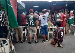 Torcedores assistem lances iniciais da partida, em espaço dedicado ao time em Campo Grande. (Foto: Marcos Maluf)