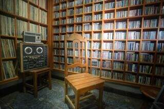 Cadeira de Ciro continua na sala onde está acervo composto por 50 mil CDs. (Foto: Marcos Maluf)