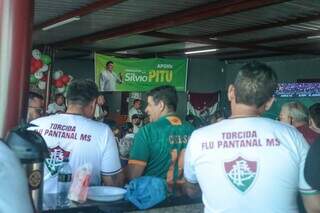 Cartazes de &#34;apoio&#34; do vereador Silvio Pitu estavam espalhados em ponto de encontro de torcida organizada (Foto: Marcos Maluf)