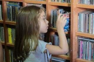 Heloisa mexe em alguns dos CDs que compõem acervo deixado pelo avô. (Foto: Marcos Maluf)