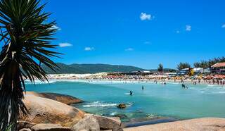Praia da Joaquina, em Florianópolis, um dos destinos com preços acessíveis de passagem aérea para viajar no Natal (Foto: Reprodução)