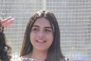 Esteticista Eduarda Moraes, de 18 anos, logo após deixar prova do Enem, em frente à Uniderp (Foto: Marcos Maluf)