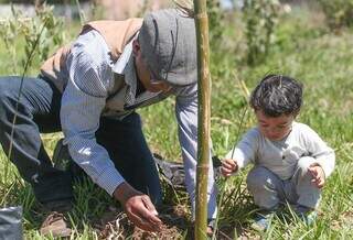 Pablo levou e seu filho de 2 anos plantando muda durante a ação (Foto: Marcos Maluf)