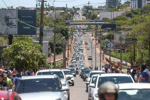 Em dia de Enem, trânsito vira caos e congestiona 2,5 km da Rua Ceará 