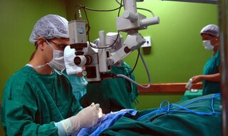 Médicos realizando transplante em hospital (Foto: Elza Fiúza/ Agência Brasil)