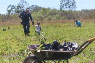 Cerca de 20 mudas foram plantadas neste domingo (Foto: Marcos Maluf)