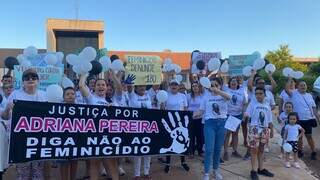 Com bal&otilde;es e cartazes, grupo protesta por justi&ccedil;a &agrave; v&iacute;tima de feminic&iacute;dio