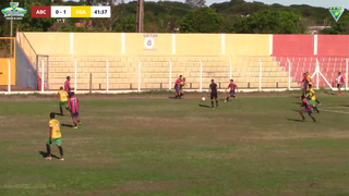 Jogadores disputam a posse da bola no Estádio Jacques da Luz, em Campo Grande. (Foto: Reprodução/FFMS)