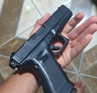 Jovem gostava de exibir fotos de armas na internet (Foto: reprodução / Facebook)