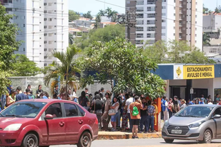 Movimentação de estudantes em um dos locais de prova do Enem em Campo Grande. (Foto: Marcos Maluf)