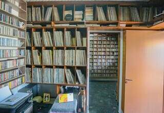 Outro ângulo da sala mostra coleção de discos de vinil na prateleira. (Foto: Marcos Maluf)