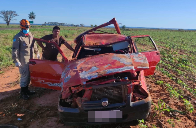 Carro capota e quatro pessoas, entre elas duas crian&ccedil;as, ficam feridas