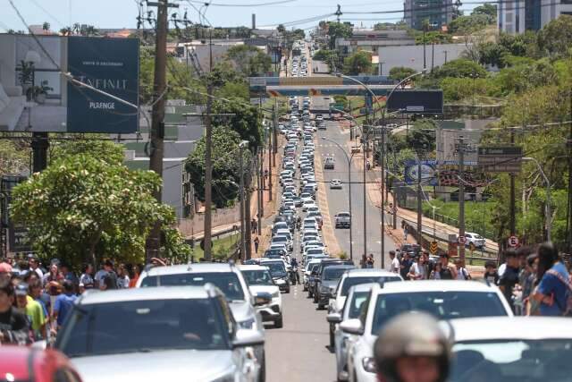 Em dia de Enem, tr&acirc;nsito vira caos e congestiona 2,5 km da Rua Cear&aacute; 